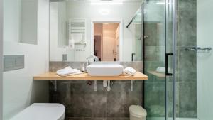 ein Badezimmer mit Waschbecken und Dusche in der Unterkunft Apartamenty EverySky - Emilii Plater 18-18A in Karpacz + 93 Fotos