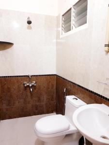 un baño con inodoro y lavabo en Chippy Apartments No23, en Chennai 10 fotos más