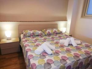 um quarto com uma cama com duas almofadas em A casa di Edo em Acireale