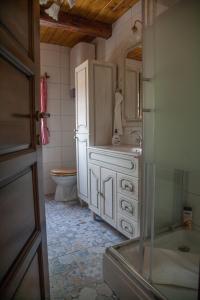y baño con bañera, lavabo y aseo. en Vila Trnoružica, en Tuhelj