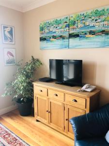 En TV eller et underholdningssystem på The Waterside Apartment 112 Harbour Mills
