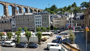 uma cidade com carros estacionados num parque de estacionamento em Appart'hotel de la Mairie em Morlaix