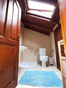 a bathroom with a toilet and a sink and a tub at Samia Seavilla Pythagorio in Pythagoreio