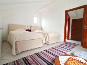 Giường trong phòng chung tại Samia Seavilla Pythagorio