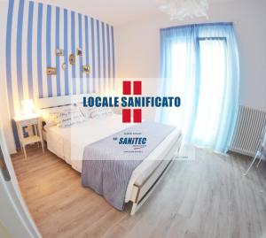 サン・ベネデット・デル・トロントにあるAppartamenti La Barchettaのベッドルーム1室(ベッド1台、サイン付)