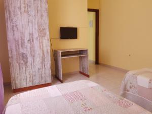 A television and/or entertainment centre at Hostal Virgen Del Rocío