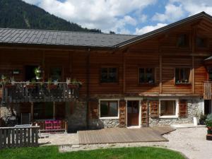 Casa de madera con terraza y balcón en "NAMASTE" Chambre zen au calme, en Saint-Jean-dʼAulps