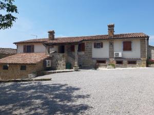 una gran casa de piedra con una entrada delante de ella en Guesthouse Gospodi, en Cerovlje
