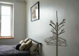 sypialnia z łóżkiem i drzewem na ścianie w obiekcie Apartament Pod Tężnią w mieście Głuchołazy