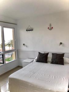 ベナルマデナにあるApartamento Aloha Playa , Vistas al marのベッドルーム(大きな白いベッド1台、窓付)
