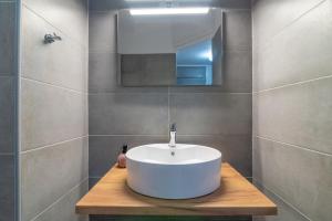Koupelna v ubytování Modern Renovated Apt next to the BeachFront + 17 fotografií