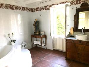 Phòng tắm tại Domaine de Ménerque - petit château avec piscine