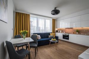 uma sala de estar com um sofá azul e uma mesa em Star4You II Apartments em Breslávia