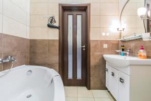 une salle de bain avec une baignoire, des toilettes et un lavabo dans l'établissement Rent-Kiev 2 min metro Chernihivska Lux, à Kiev 43 autres photos