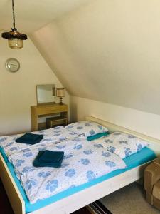 Postel nebo postele na pokoji v ubytování Rheinblickzimmer + 4 fotografie