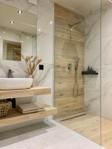 a bathroom with a sink and a shower at Apartamenty Magiera in Sromowce Niżne