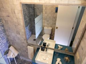 カソルラにあるCasa Rural Los Serranoのバスルーム(洗面台、鏡、トイレ付)