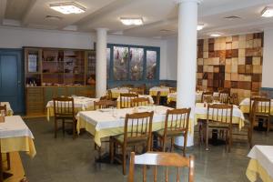 Reštaurácia alebo iné gastronomické zariadenie v ubytovaní Hostal La Palmera