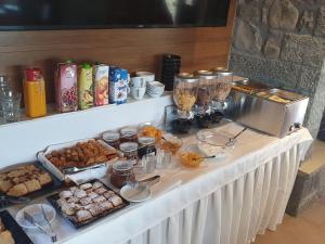 una mesa con un buffet de comida. en The View Village - Villas Suites & Spa, en Karpenisi