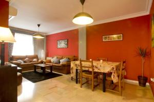 a living room with a table and a couch at Bonita casa en Granada+PARKING EN EL CENTRO+WIFI in Ambroz