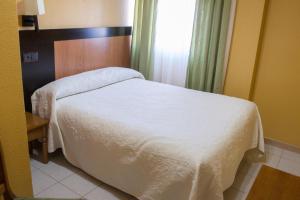 Posteľ alebo postele v izbe v ubytovaní Hostal La Palmera
