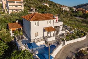 an aerial view of a house with a swimming pool at Apartment Villa Octopus in Vinišće