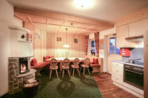 Il dispose d'une cuisine et d'un salon avec une cheminée. dans l'établissement Hotel Silbertal - Almhütten, à Sölden 39 autres photos