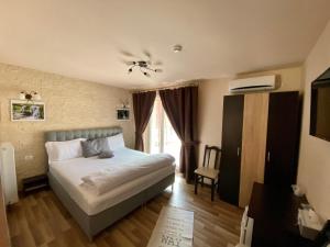 une chambre d'hôtel avec un lit et une fenêtre dans l'établissement Pensiune Muntii Aninei, à Anina