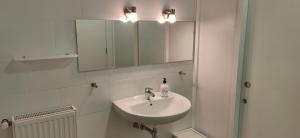 Ein Badezimmer in der Unterkunft Albergue Valderrobres Auto check-in