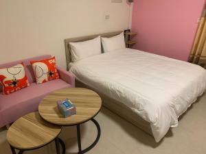 Ein Bett oder Betten in einem Zimmer der Unterkunft 市區背包客棧-有套房及包棟