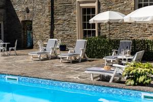 Bazén v ubytování Ardnavaha House - Poolside Cottages nebo v jeho okolí
