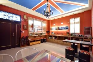 a large kitchen with orange walls and a ceiling at England B&B in T'ai-pin-ts'un