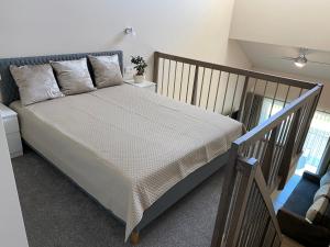 Un pat sau paturi într-o cameră la SKY Villa
