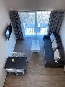 un salon avec un canapé et une table dans l'établissement SKY Villa, à Palanga