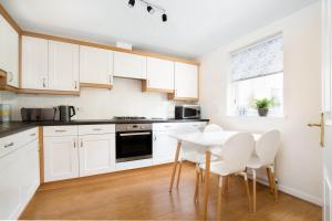 A cozinha ou cozinha compacta de Dicksonfield Apartment