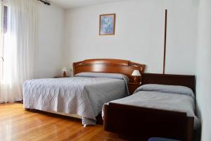 a bedroom with two beds and a window at Caserio en Zona Rural Istilla in Hondarribia
