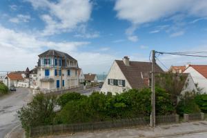 a street in a residential neighborhood with houses at Chez Jules in Ambleteuse