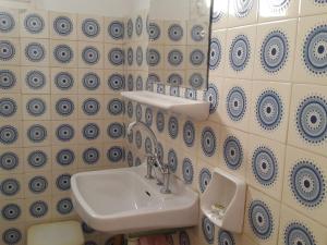 faliraki apartments في بينيتسيس: حمام مع حوض ومرآة