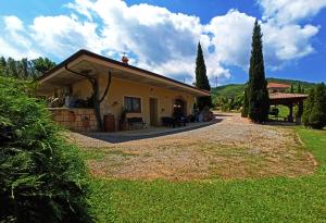 a house with a pathway leading to the front of it at Tenuta Foderaro in Amaroni