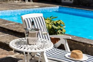 Bazén v ubytování Ardnavaha House - Poolside Cottages nebo v jeho okolí