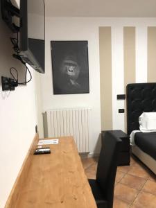 Televízia a/alebo spoločenská miestnosť v ubytovaní B&B Il Viaggiatore