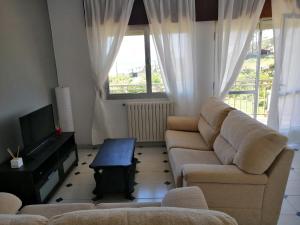 蒙塔爾沃的住宿－Playa Montalvo，客厅配有两张沙发和一台电视机