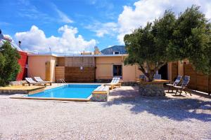 une villa avec une piscine et un arbre dans l'établissement Sea Lake Holiday House, à Elafonisi