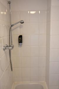een badkamer met een douche en een bad bij DOM APARTS in Keulen
