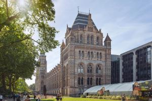 un grande edificio con una torre in cima di Hyde Park Residence a Londra