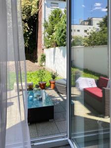 een glazen schuifdeur met uitzicht op een patio bij Chez Coco Apartment 1 Aachen in Aken