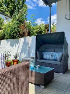 eine Terrasse mit einem Sofa und einem Couchtisch in der Unterkunft Chez Coco Apartment 1 Aachen in Aachen