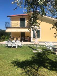 A garden outside La Casa Di Menny Maison de Campagne