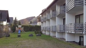 un edificio con balcones en un lateral en Ferienwohnung Mohnwiese und Blumenwiese en Willingen