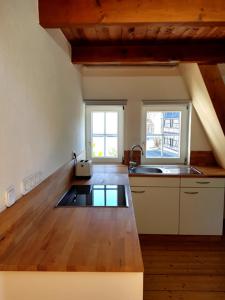 eine Küche mit einer Spüle und einer Arbeitsplatte in der Unterkunft Ferienhaus Schreinerei Adenauer in Bruchhausen